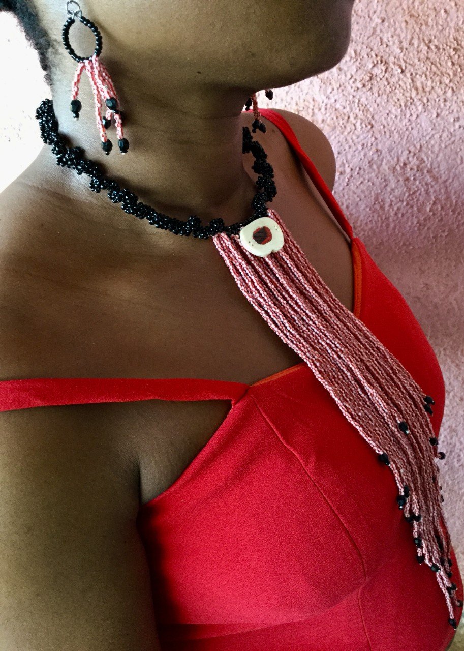 Ensemble boucles collier cravate noir rouge gris