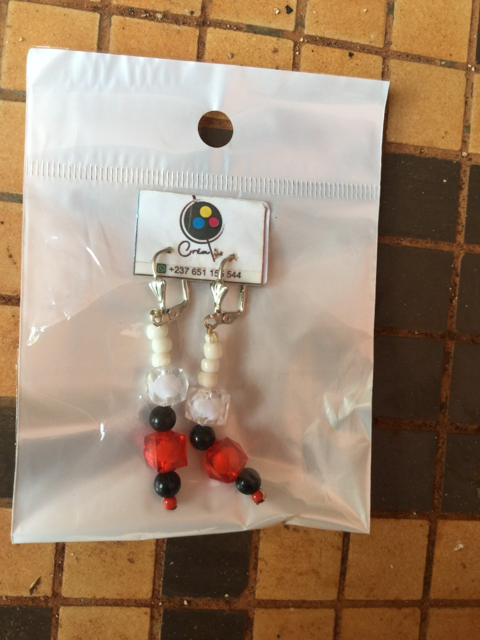 Boucles perles cauris au fermoir fermé noir blanc 