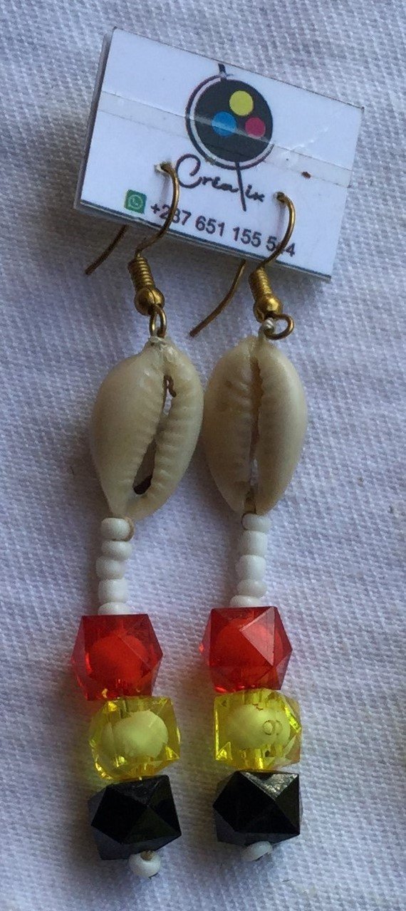 Boucles de perles aux fermoirs ouverts rouge jaune