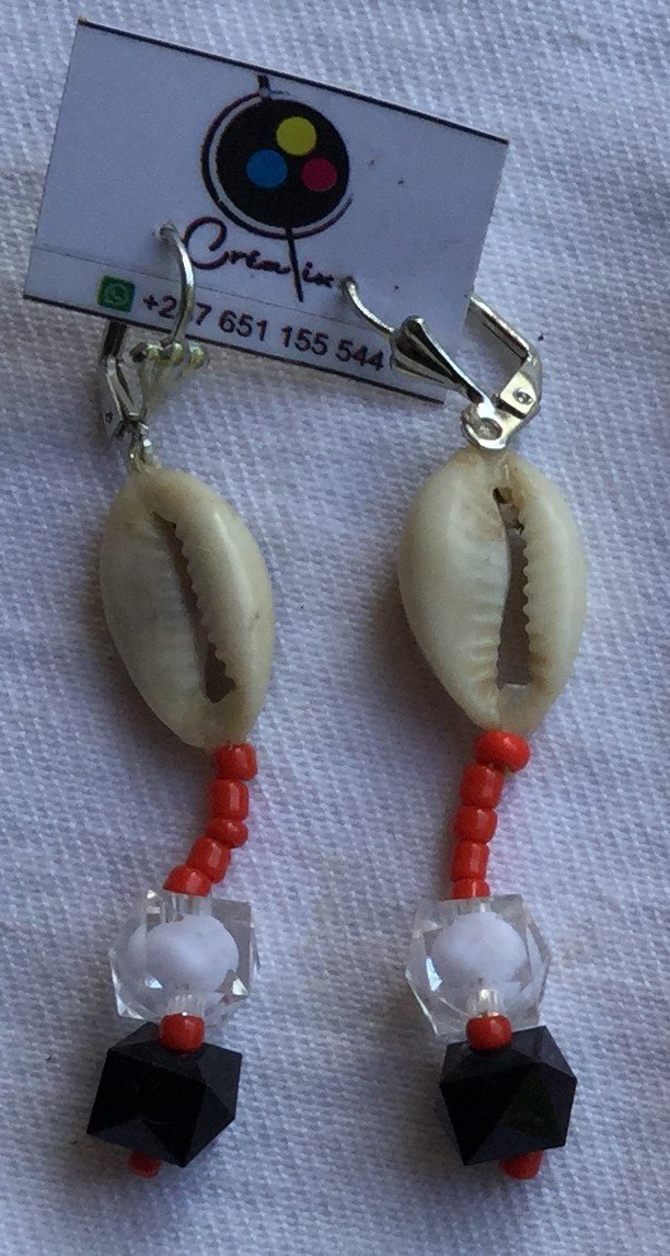 Boucles perles cauris au fermoir fermé rouge blanc