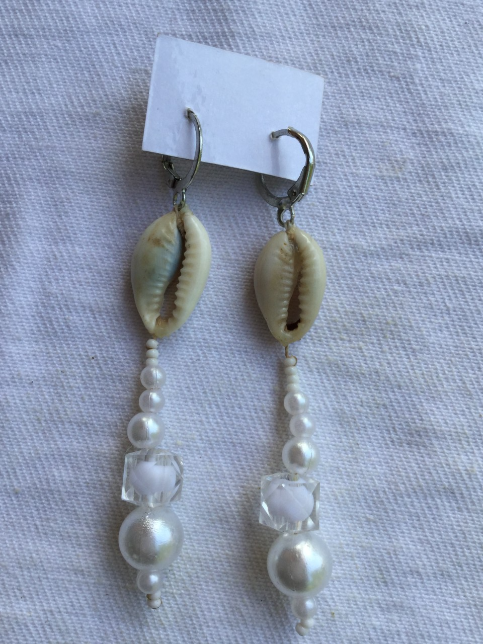 Boucles perles cauris au fermoir fermé blanc blanc