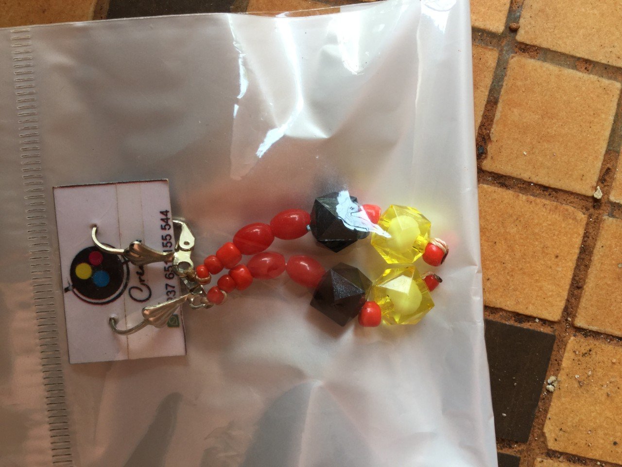 Boucles perles cauris au fermoir fermé jaune rouge