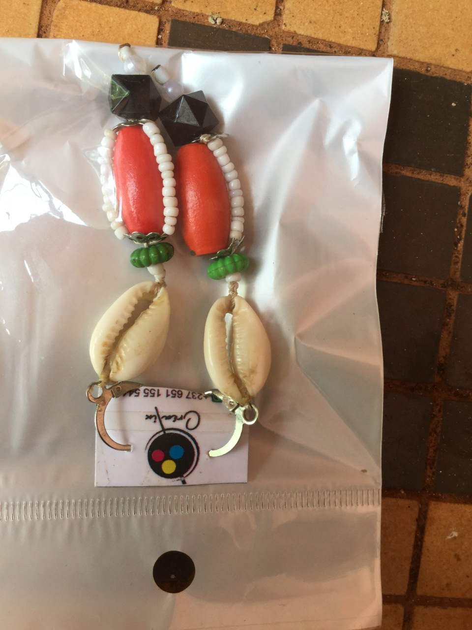 Boucles perles cauris au fermoir fermé orange vert