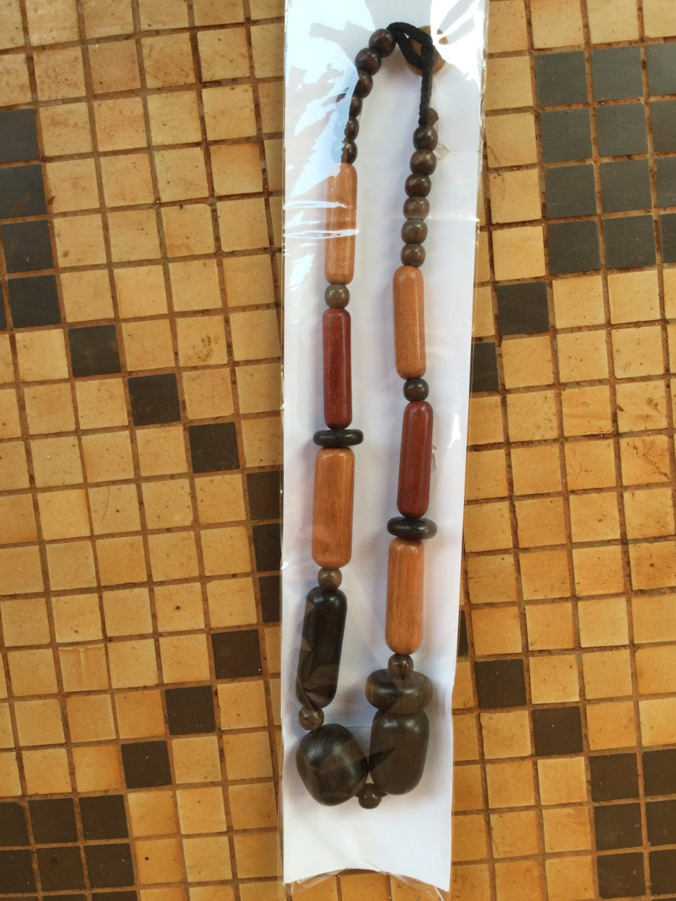 Collier avec  pendentif en bois noir marron