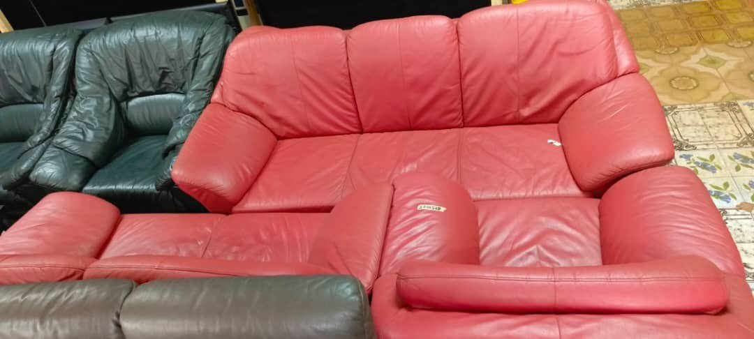 Ensemble canapé rouge  en cuir avec  pieds bois massif de frêne 