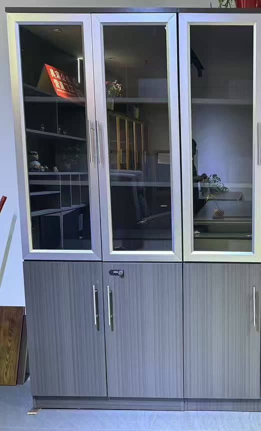 Armoire vitrine moderne en bois avec portes vitrées et verrou 