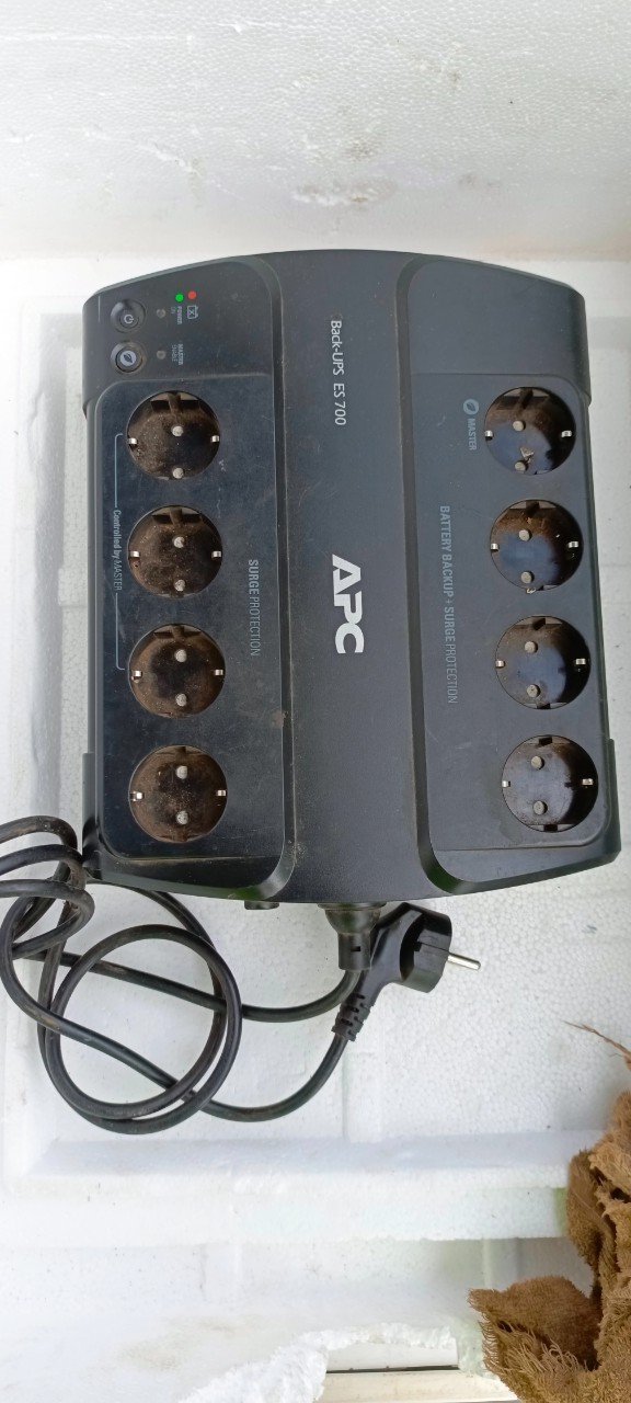 Onduleur de secours Back-UPS BE700G-AZ d'APC by Schneider Electric - 700 VA/405 W