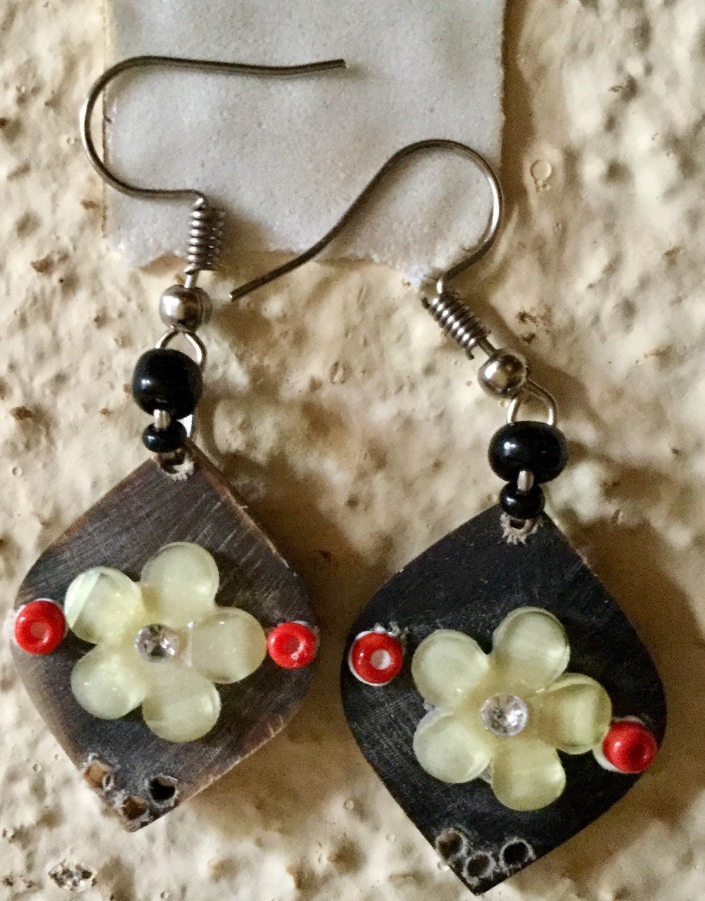 Image du produit Boucles d'oreilles cornes de bœuf blanc rouge noir