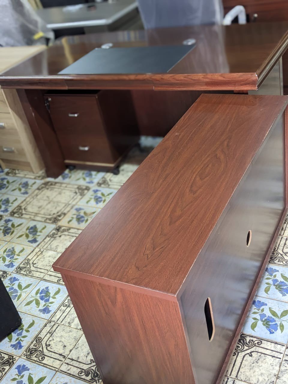 Bureau de direction moderne en bois en forme de L 