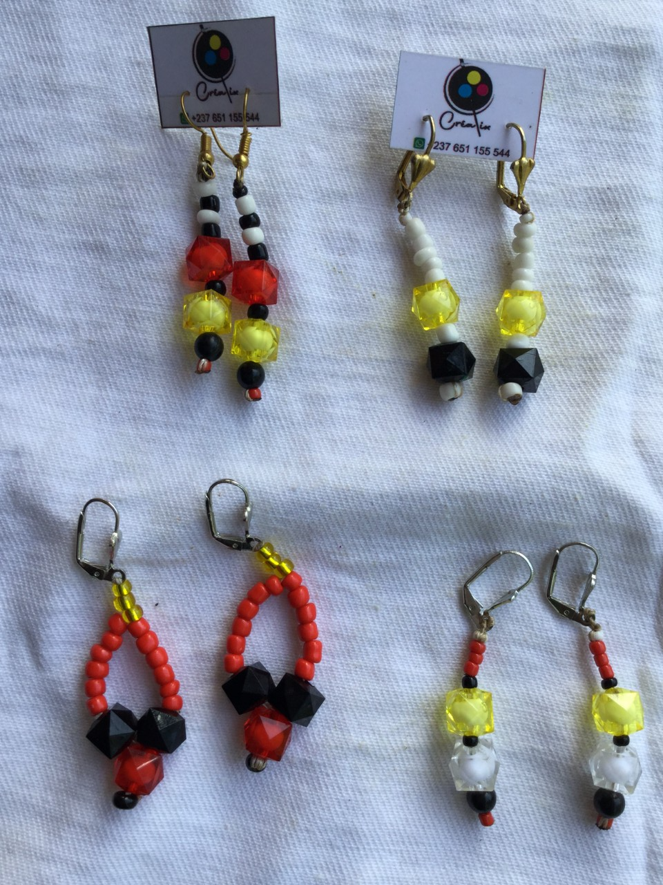 Boucles d'oreilles fermoir fermé rouge jaune blanc