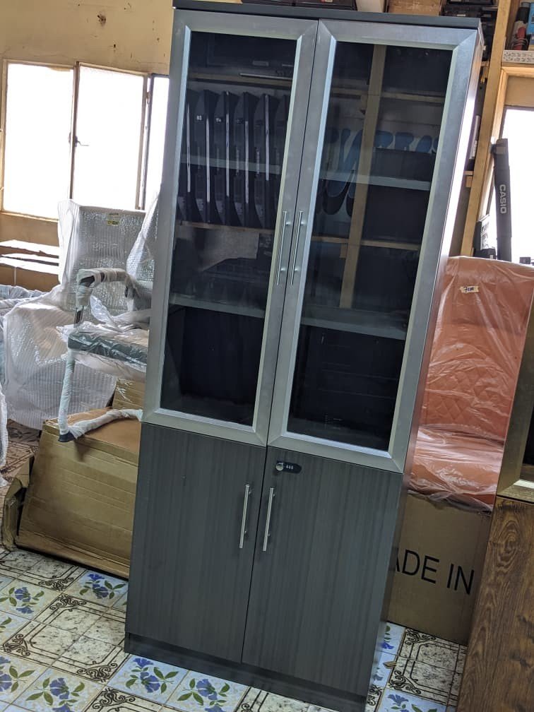  Vitrine moderne en bois avec portes vitrées et compartiments bas