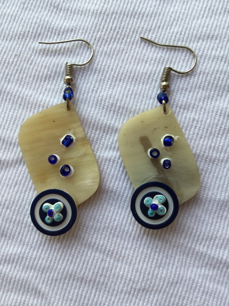 Boucles d'oreilles cornes de bœuf blanc bleu foncé