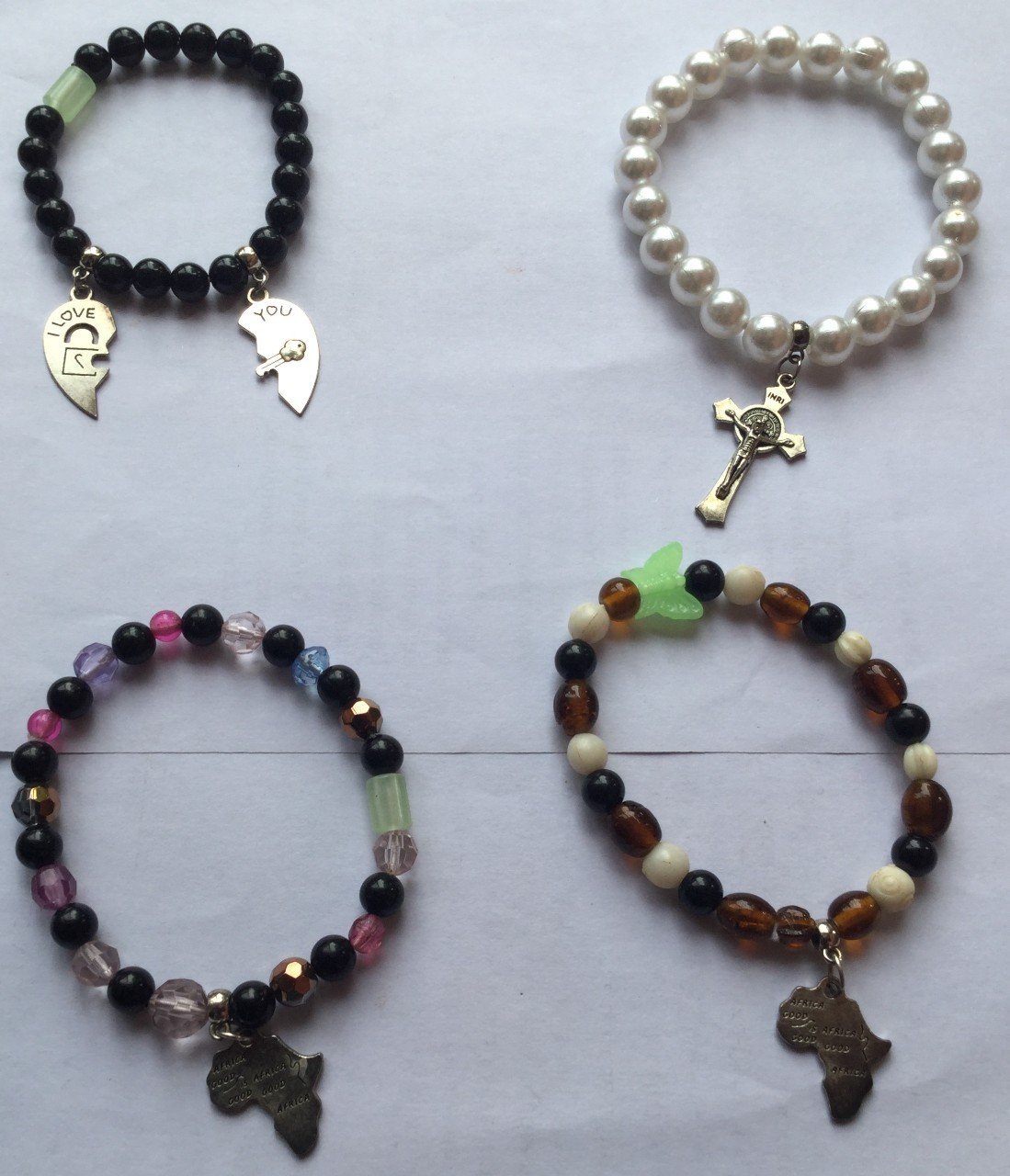 Bracelet+ pendatifs blanc gris- noir-violet-vert 