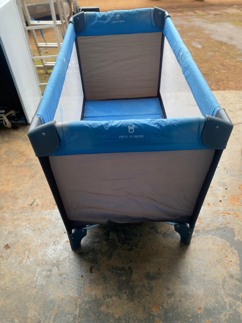 Lit bleu pliant pour bébé