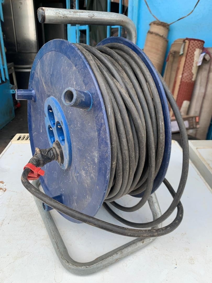 Rallonge enrouleur électrique 50 mètres 4 prises bleu