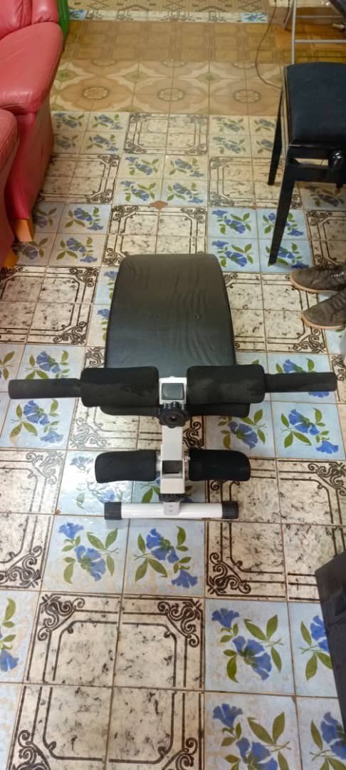 Banc incliné de musculation réglable pour abdominaux et gainage