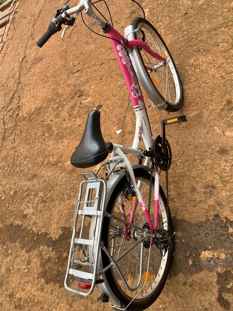 Vélo TROND 248 CITY; Roues de 28 pouces, idéales pour une conduite stable et confortable en ville.