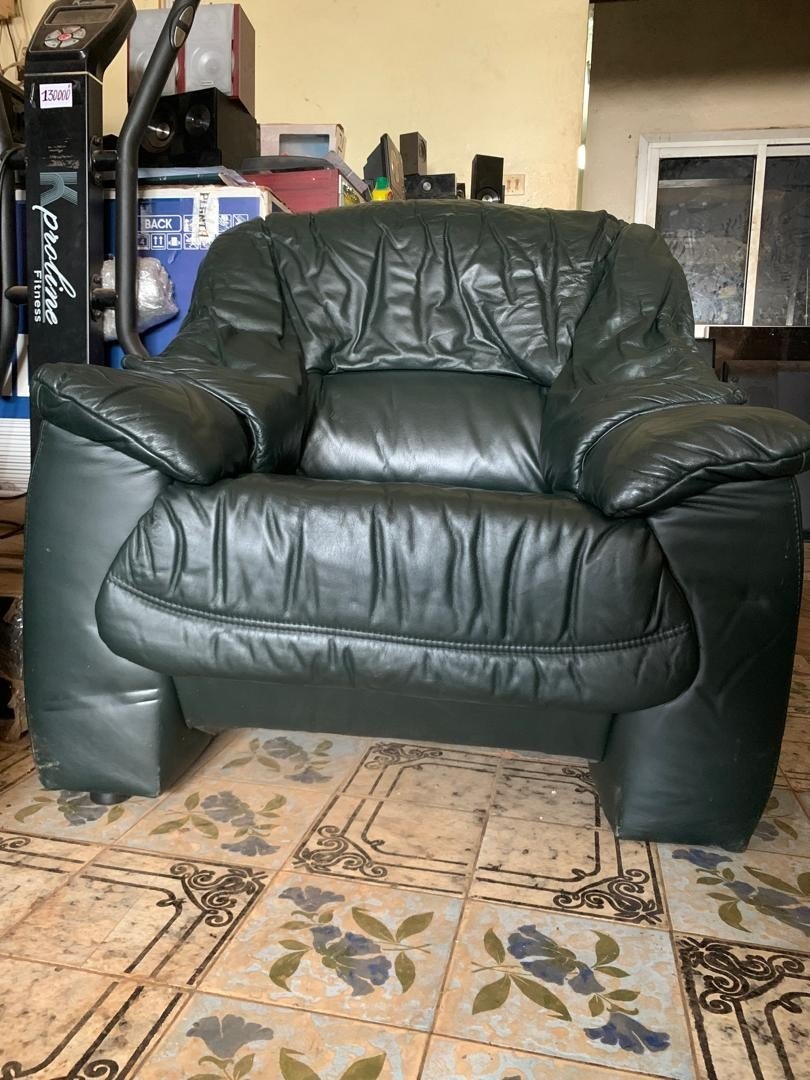 CANAPE EN CUIRE VERT - 06 PLACES