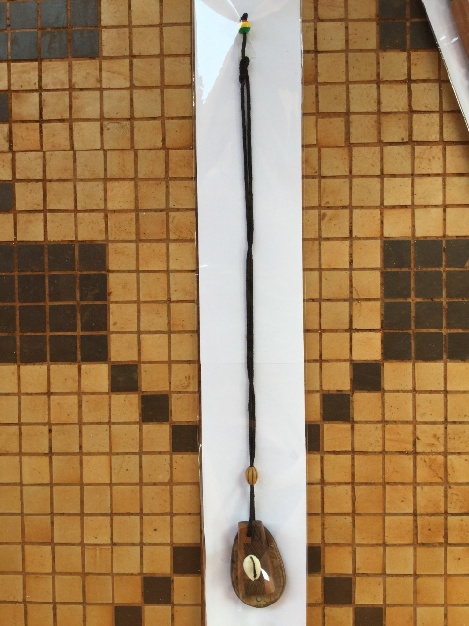 Collier avec  pendentif en bois marron blanc