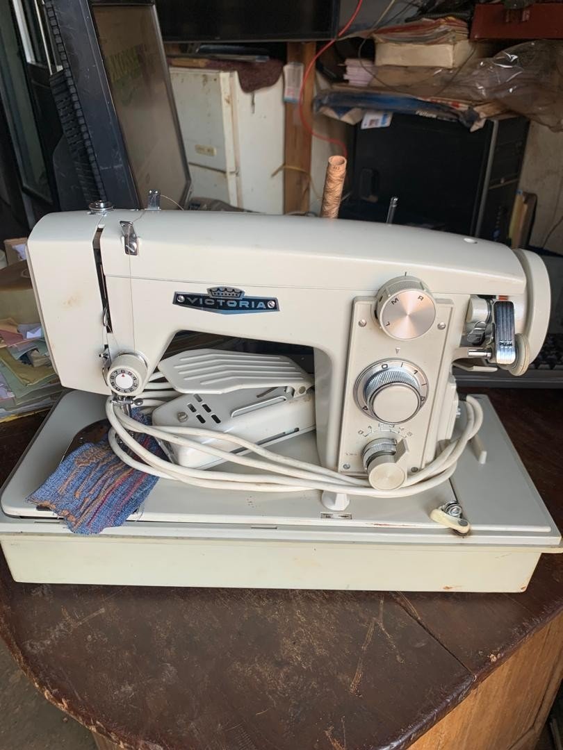 La Machine a coudre Victoria YM-40