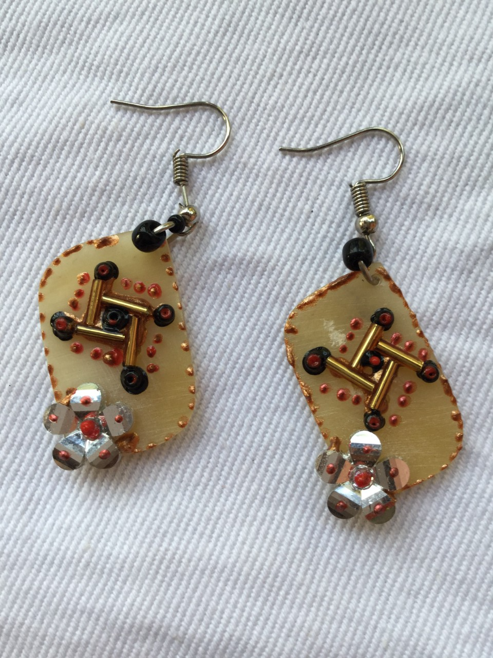 Boucles d'oreilles cornes de bœuf or noir rouge 