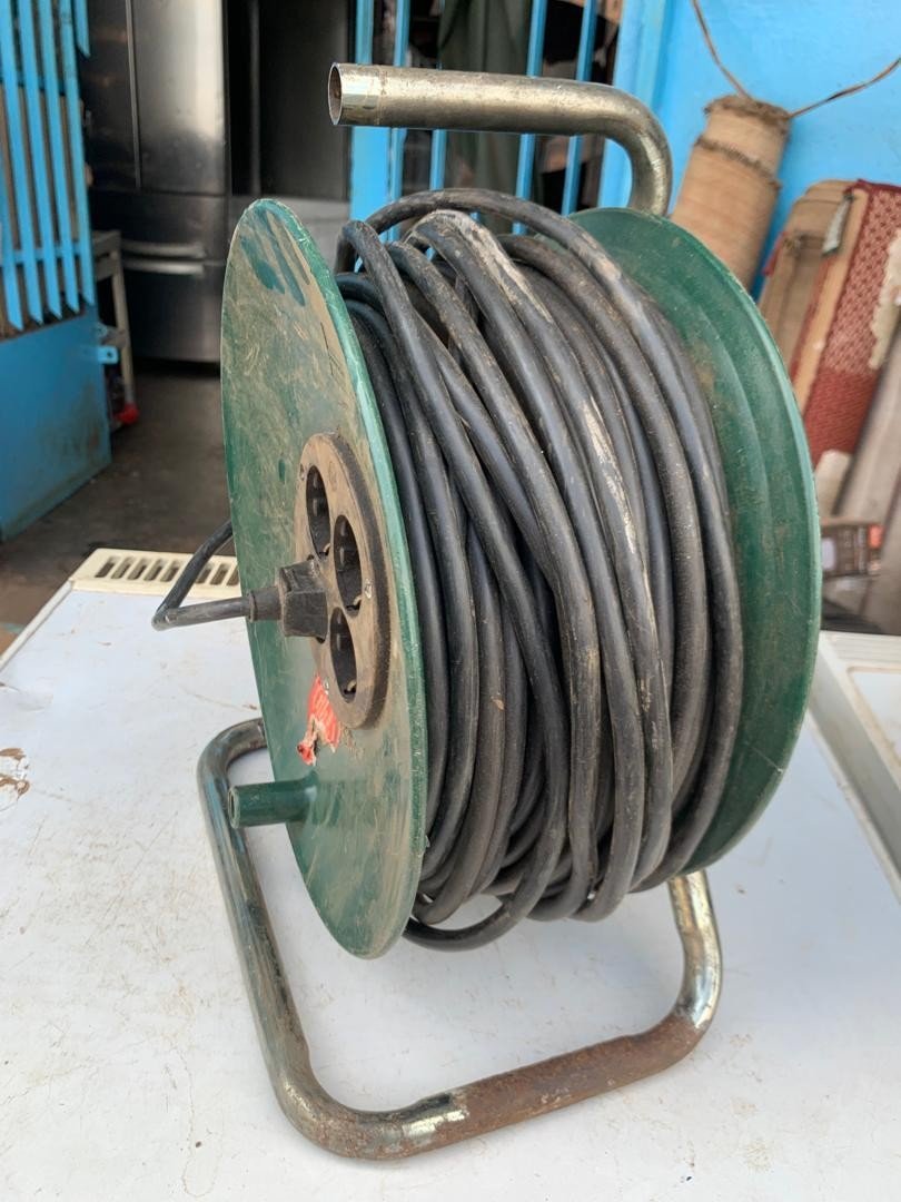 Rallonge enrouleur électrique 50 mètres 4 prises vert