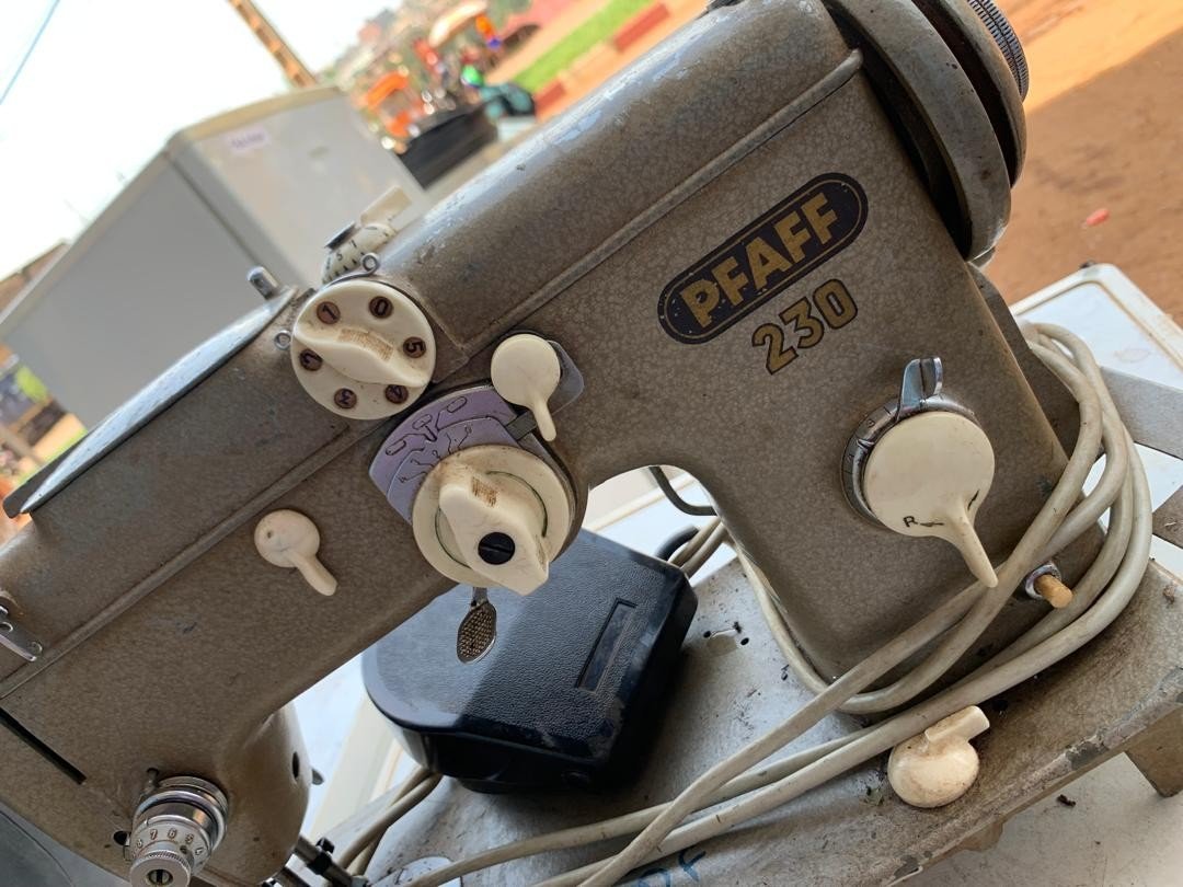 Machine À Coudre  Pfaff 230