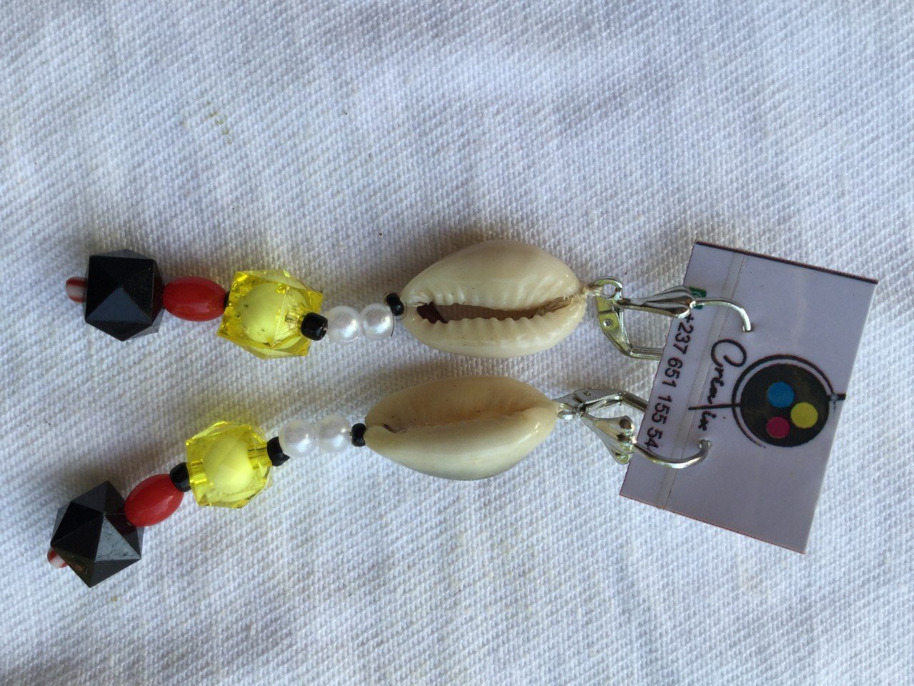 boucles d'oreilles fermoir fermé blanc jaune bleu