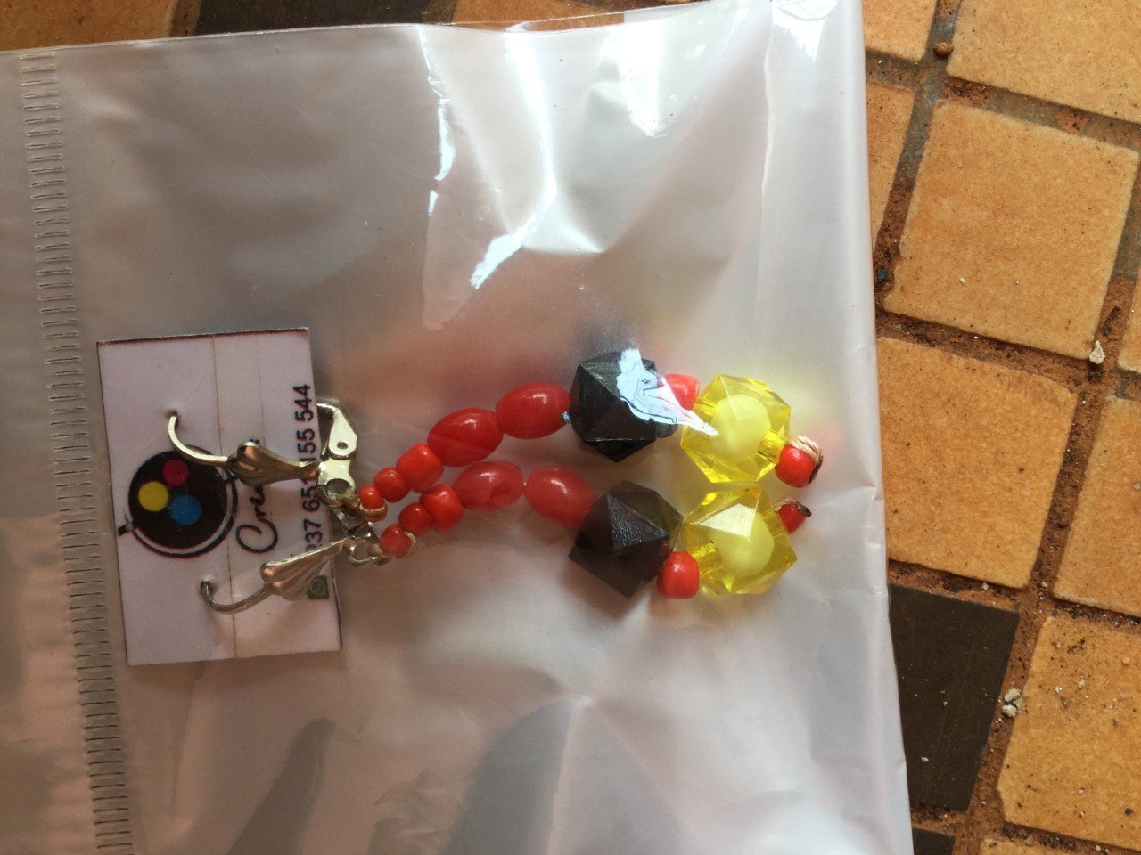 Boucles perles cauris au fermoir fermé jaune rouge