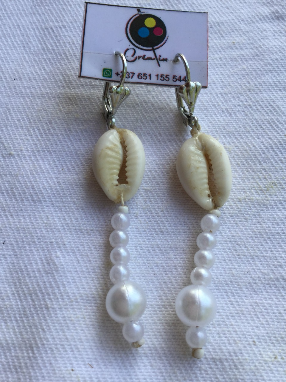 Boucles perles cauris au fermoir fermé blanc clair