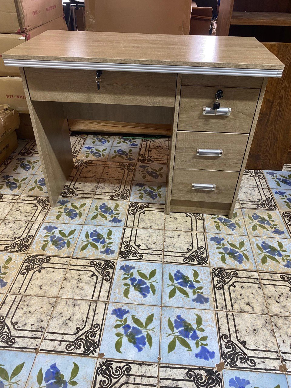 Petit bureau d'ordinateur en bois de couleur beige à  quatre tiroirs