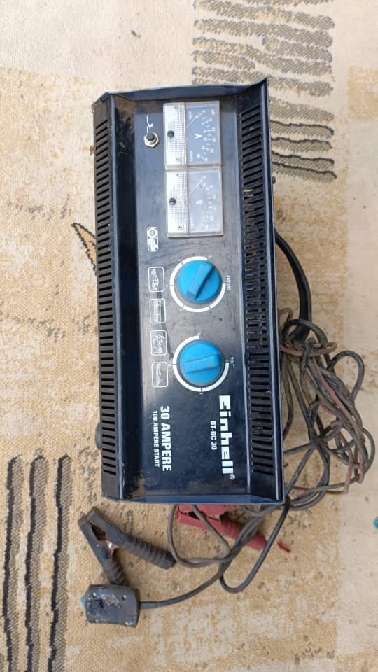 Le chargeur de batterie Einhell BT-BC 30